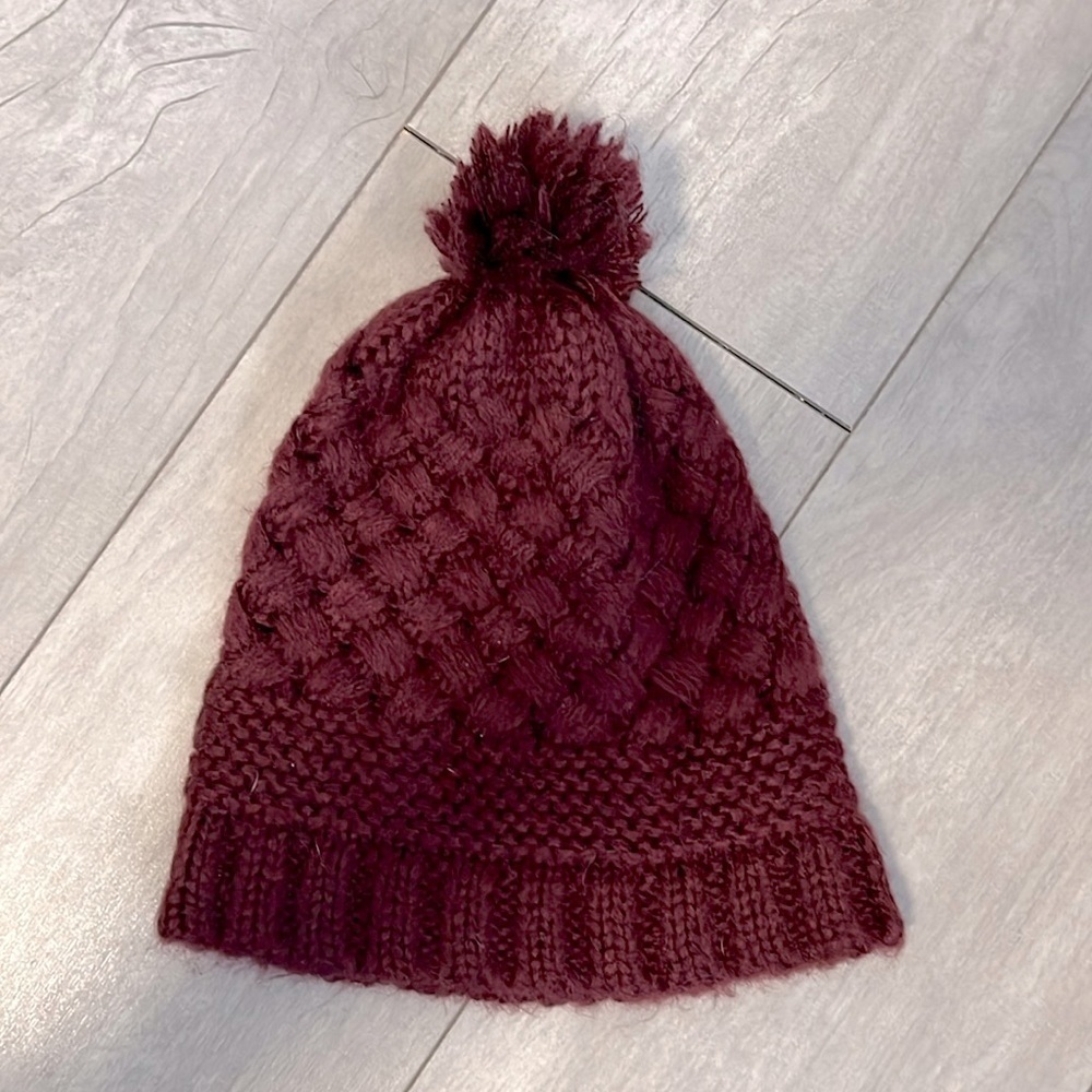NWOT Burgundy Hand-Knit Look Pom-Pom Beanie Toque